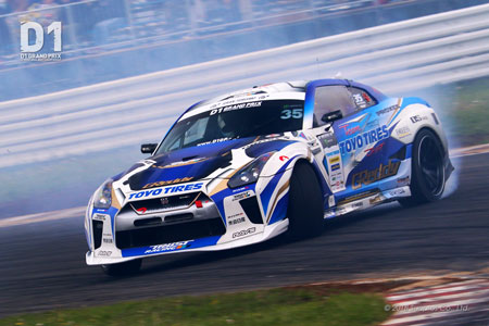 ヨコモYD2 シャーシ　D1GP 川畑真人使用35GTRボディ　ジャイロ付き sddefault.jpg