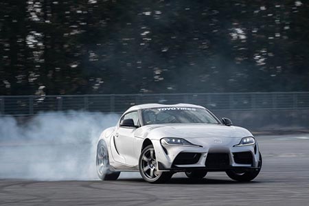 新型GRスープラがドリフト！　D1お台場参戦に向けて進むメイキング